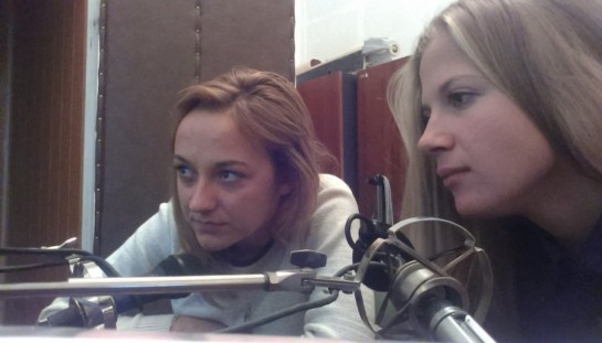 Мицикова Оксана та Щербина Олена під час підготовки програми на радіо